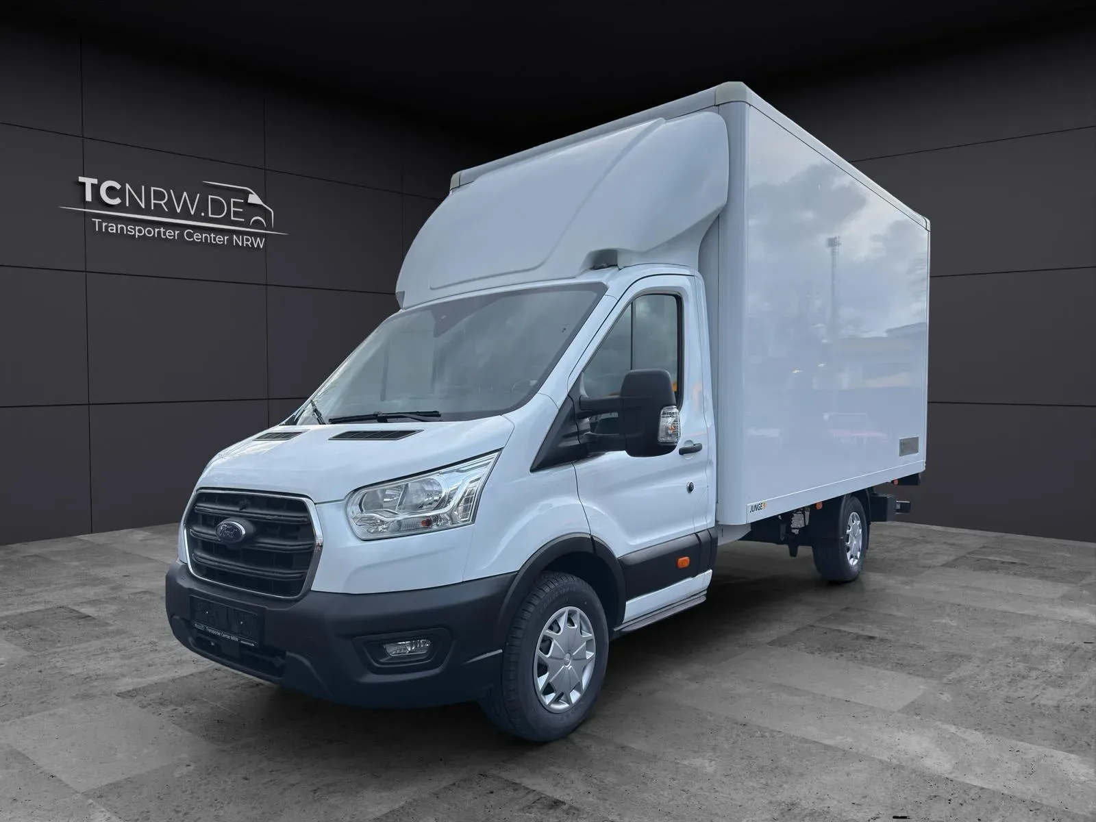 Koffer-Transporter im Showroom von Transporter Center NRW