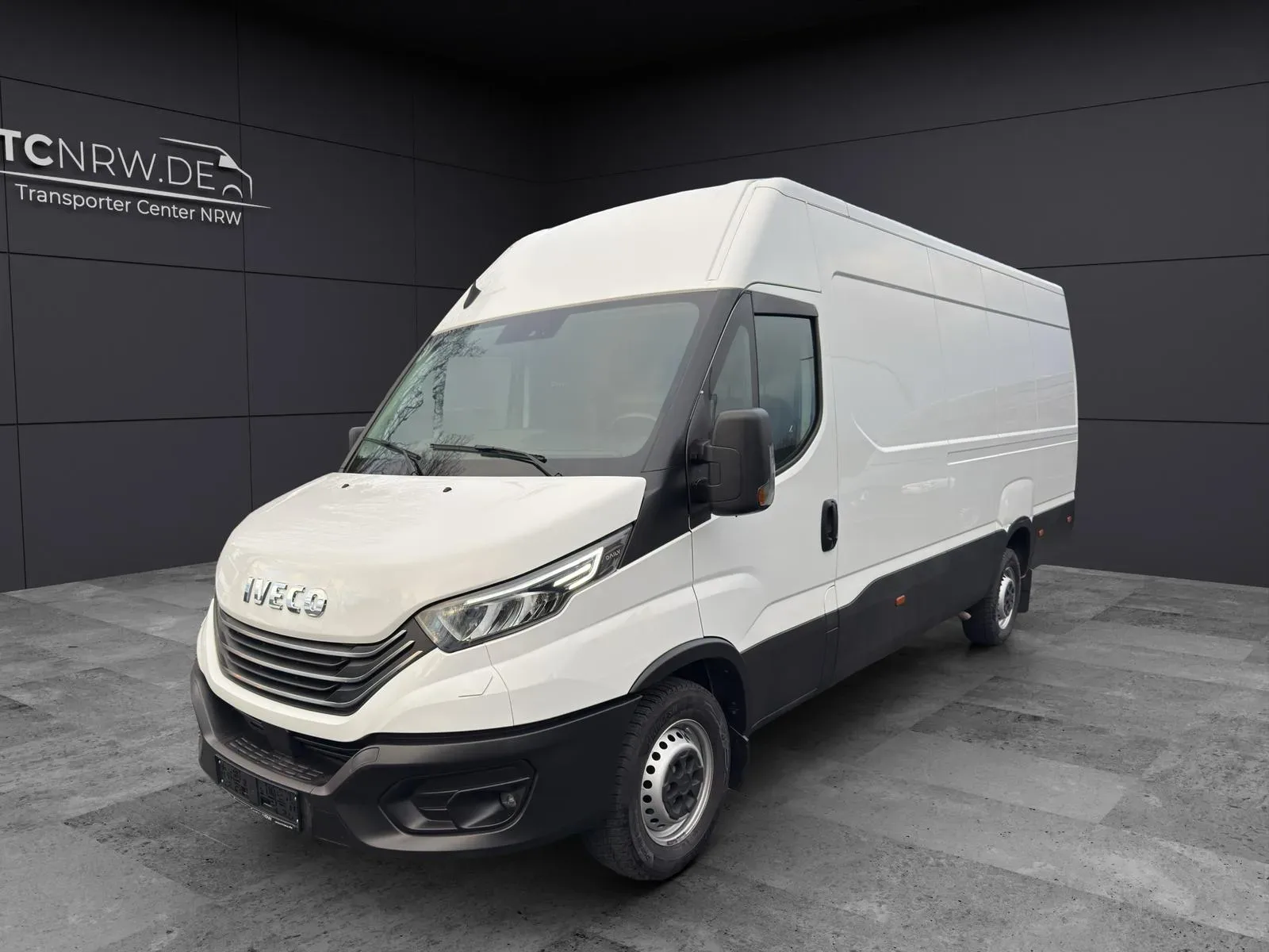 Weißer Kastenwagen im Showroom von Transporter Center NRW